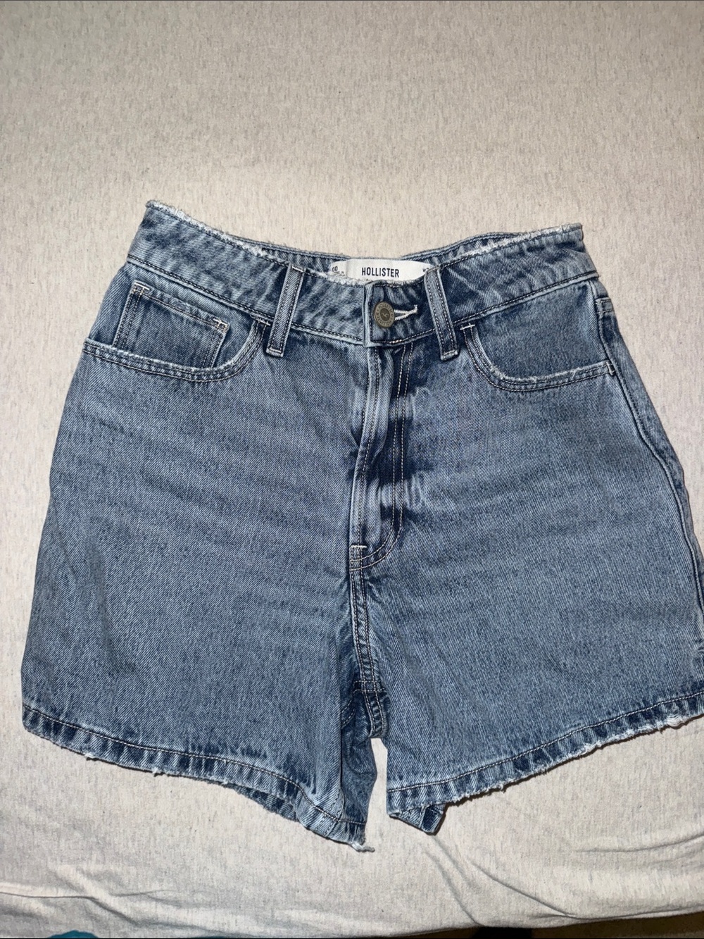 Hollister Classic Mid-Rise Denim Shorts in Blue Wash